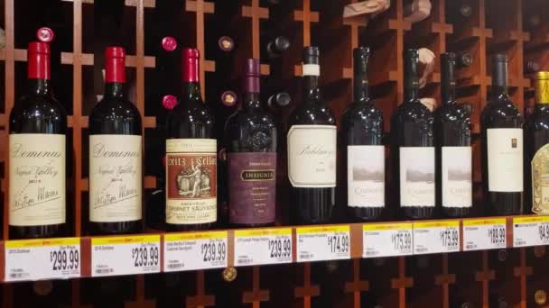 Mensola con una selezione di bottiglie di vino costose — Video Stock