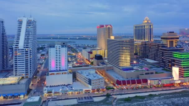 Disparo de dron con rotación lenta a lo largo del paseo marítimo de Atlantic City — Vídeos de Stock