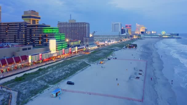 Drone avec mouvement lent de la caméra ascendante le long de la promenade d'Atlantic City — Video