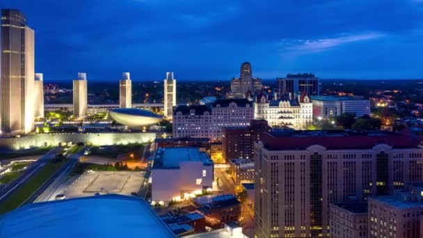 Drone hyperlapse az Albany, New York belvárosában Alkonyat, — Stock videók