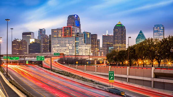 Dallas skyline in der Abenddämmerung — Stockfoto