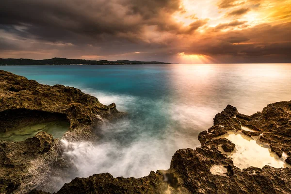 熱帯の岩のビーチの夕日 — ストック写真
