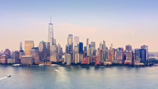 Drone footage with slow approach towards New York City skyline — Stock Video