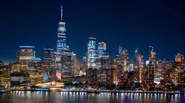 Luchtfoto van Lower Manhattan door in de nacht — Stockfoto