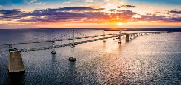 Légi kilátás Chesapeake Bay Bridge naplementekor. — Stock Fotó