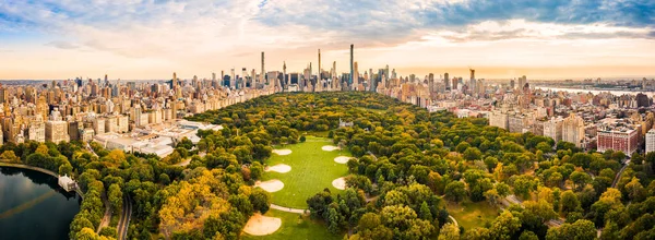 New York 'un hava manzarası gün batımında gökyüzüne yükseliyor — Stok fotoğraf