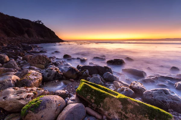 Rotsachtige Stille Oceaan kust in de baai van Malaga, Palos Verdes Estates, Californië — Stockfoto