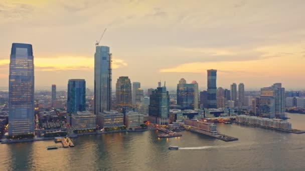 Drohnenaufnahmen der Skyline von Jersey City bei Sonnenuntergang — Stockvideo