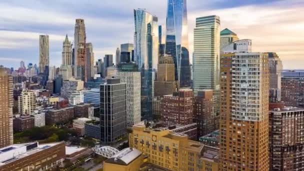 Letecký bezpilotní hyperskluz newyorského panorama za soumraku — Stock video
