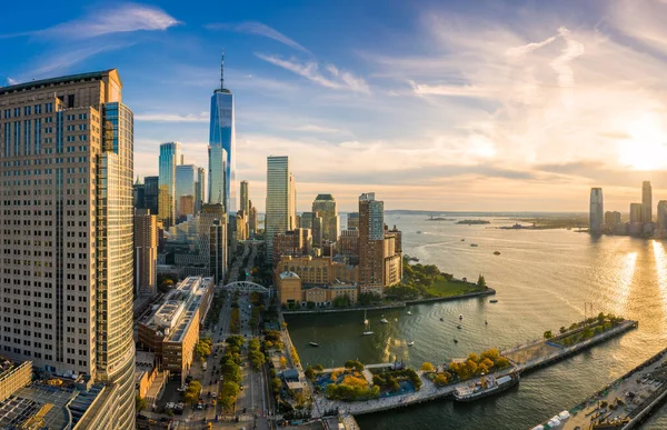Letecký pohled na panorama Dolního Manhattanu při západu slunce — Stock fotografie
