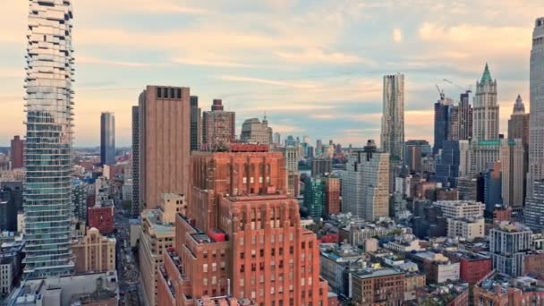 Nagrania Drone z powolnym obrotem przed wieżowami nowojorskiego miasta — Wideo stockowe