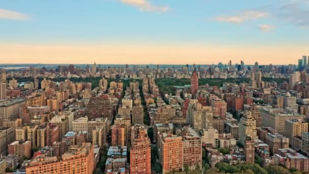Imágenes aéreas de drones del horizonte del centro de Nueva York — Vídeos de Stock