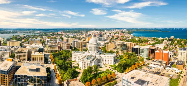 Wisconsin State Capitol en Madison skyline — Stockfoto