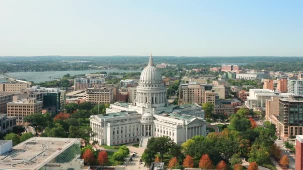 Langzame drone rotatie rond Wisconsin State Capitol — Stockvideo