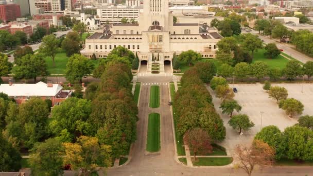 Lassú kamera felfelé a Nebraska State Capitol előtt — Stock videók