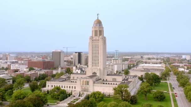 Rotation lente des drones dans le sens des aiguilles d'une montre autour du Capitole du Nebraska — Video