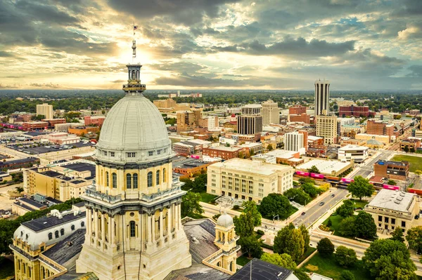 Capitólio do Estado de Illinois e horizonte de Springfield ao pôr-do-sol. — Fotografia de Stock