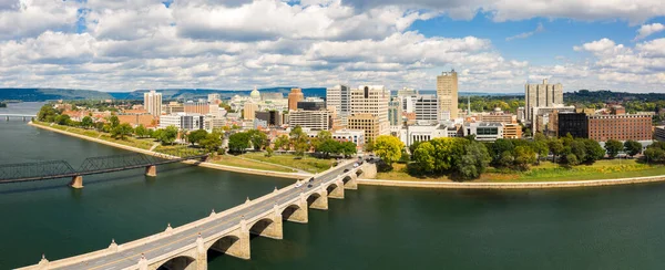 Harrisburg, Pennsylvania drone panorama op een zonnige dag. — Stockfoto