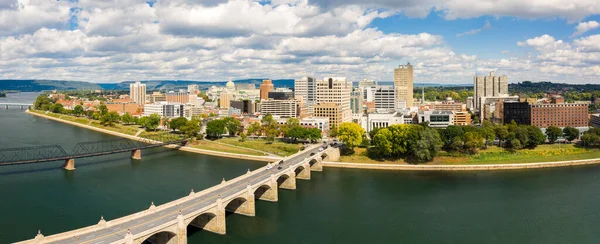 Harrisburg, Pensilvânia panorama drone em um dia ensolarado. — Fotografia de Stock