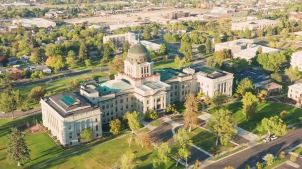 Flygfoto etablerar bild av Montana State Capitol i Helena — Stockvideo