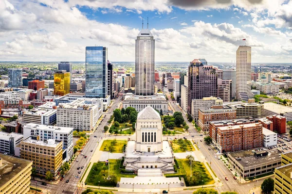 Indiana Statehouse en Indianapolis skyline op een zonnige middag. — Stockfoto