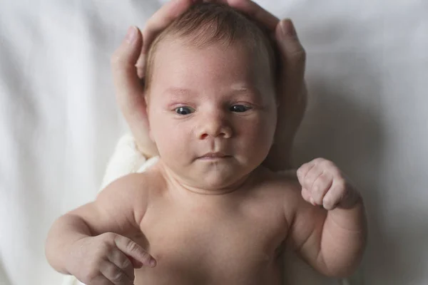 Retrato de un niño recién nacido en brazos maternos —  Fotos de Stock