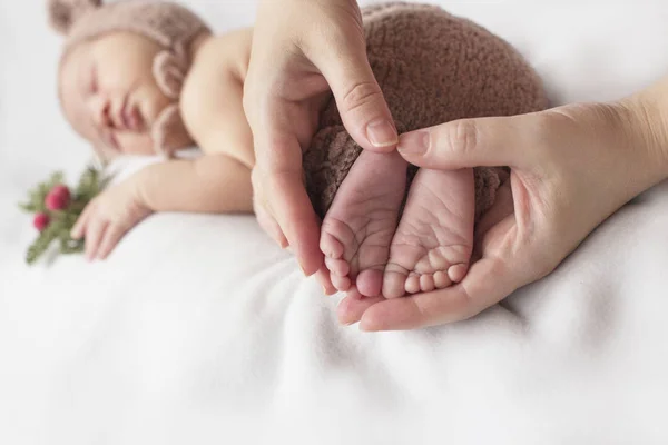 Los pies de un bebé recién nacido en las manos de las madres en forma de corazón — Foto de Stock