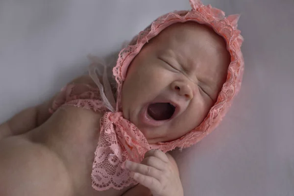 Bebé recién nacido con una gorra bosteza —  Fotos de Stock