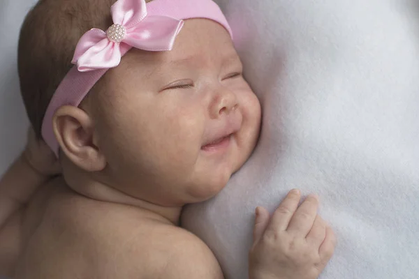 Retrato de una niña recién nacida durmiendo —  Fotos de Stock
