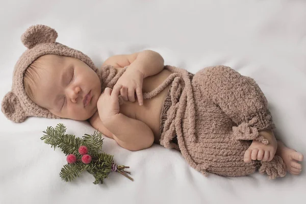 Сплячий новонароджений хлопчик у смішному ведмежому костюмі — стокове фото