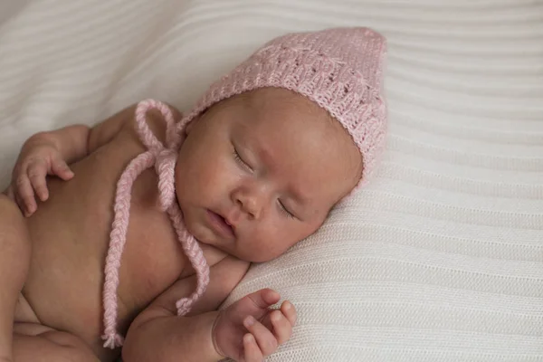 Retrato de una niña recién nacida durmiendo con un sombrero rosa —  Fotos de Stock