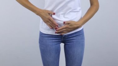 Mide ağrısı kavramı - kız ağrı karında deneyimleri.