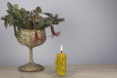 Ladin bir mum bir masada Noel bileşimi