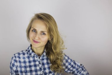 Sarışın kadın ile uzun saç ve mutlu gülümseme