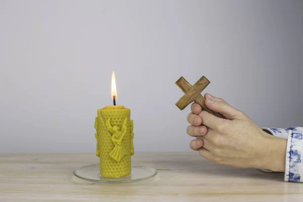 Dua eller bir çapraz tutun