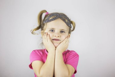 Bir karnaval maskesi yüzü, elleri ile genç kız