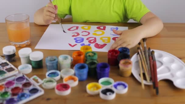 Kind leert om te schrijven brieven met verf — Stockvideo