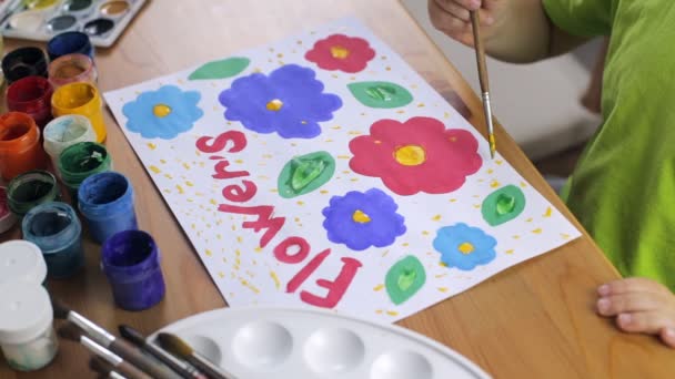 Peinture fille préscolaire fleurs — Video