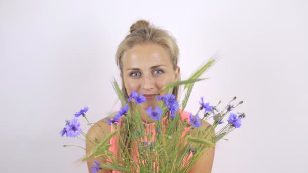 Girl with a bouquet of cornflowers — Stock Video