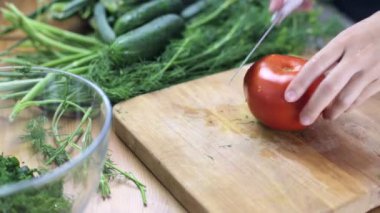 Eller bir domates kesme