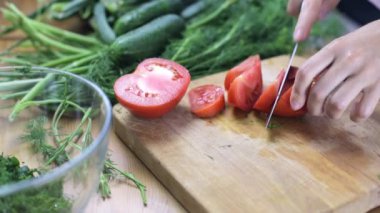 kırmızı domates kesme