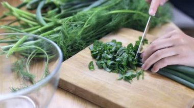 Yeşil soğan bir bıçak ile kesmek