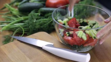 Sebze şeffaf bir tabak içinde karıştırma