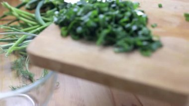 Dilimlenmiş yeşil salataya ekleyin