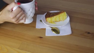 Bir fincan çay kadın el ele tutuşur