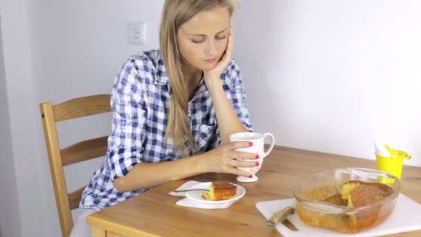 Chica está nerviosa y se niega a desayunar — Vídeo de stock