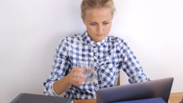 在笔记本电脑和饮用水上工作的微笑女孩 — 图库视频影像