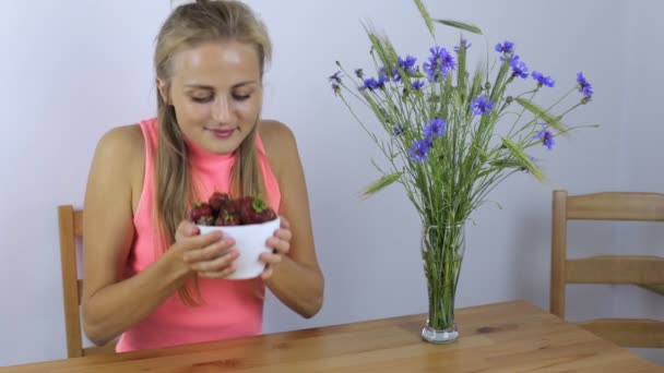 Mujer disfruta y come fresas — Vídeo de stock