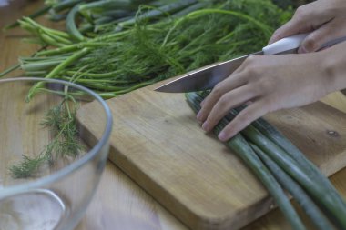Eller bir gemide bir soğan kesmek
