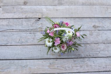 Narin buket çiçek beyaz sepet içinde